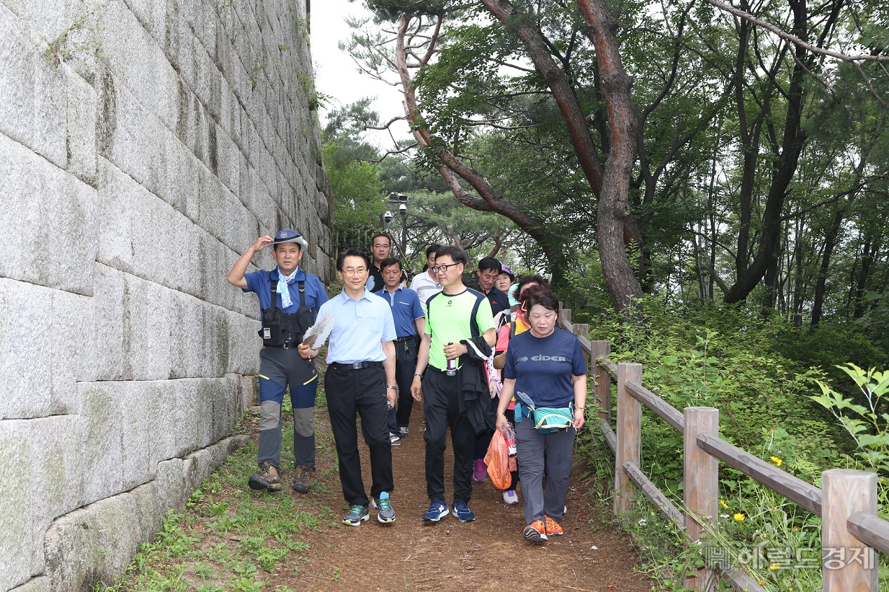 김영종(앞줄 맨 왼쪽) 종로구청장이 주민들과 함께 건강산책로를 걷고 있다. [종로구 제공]