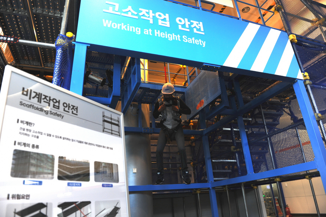 삼성엔지니어링 직원들이 안전체험관에서 안전 교육을 받고 있다.[삼성엔지니어링 제공]