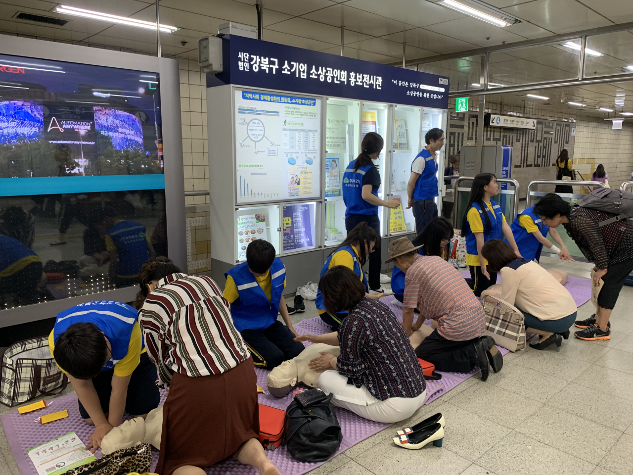지난 상반기 강북구 응급의료교육반이 응급처치 출장교육을 하고 있다. [강북구]