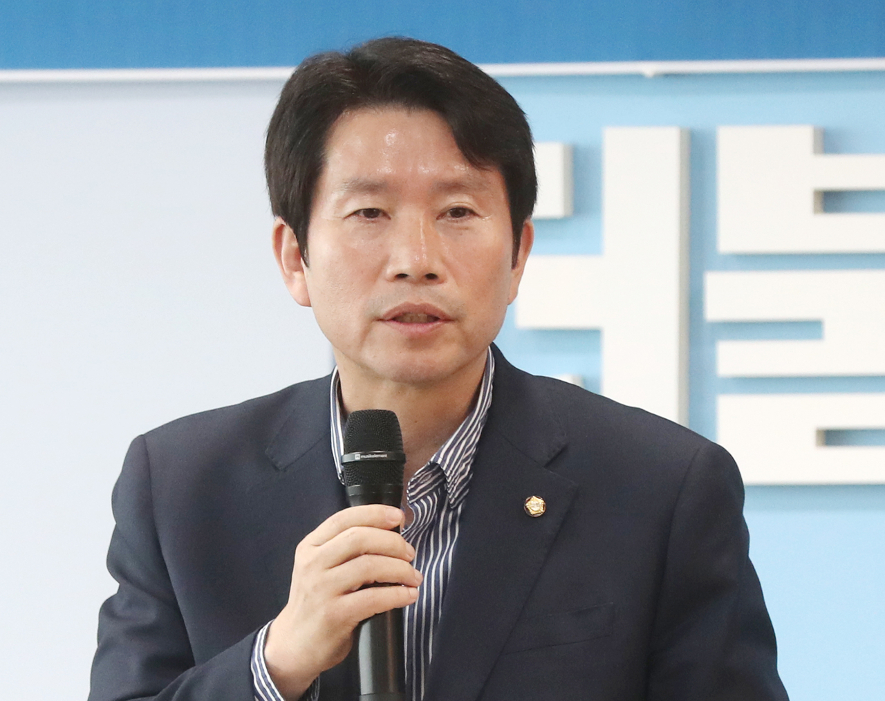 더불어민주당 이인영 원내대표가 26일 오후 울산시 남구 민주당 울산시당을 찾아 당원들을 상대로 특강을 하고 있다. [연합]
