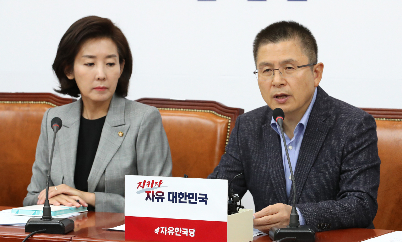 황교안 자유한국당 대표가 28일 오전 국회에서 열린 최고위원회의에서 발언하고 있다. 왼쪽은 나경원 원내대표. [연합]