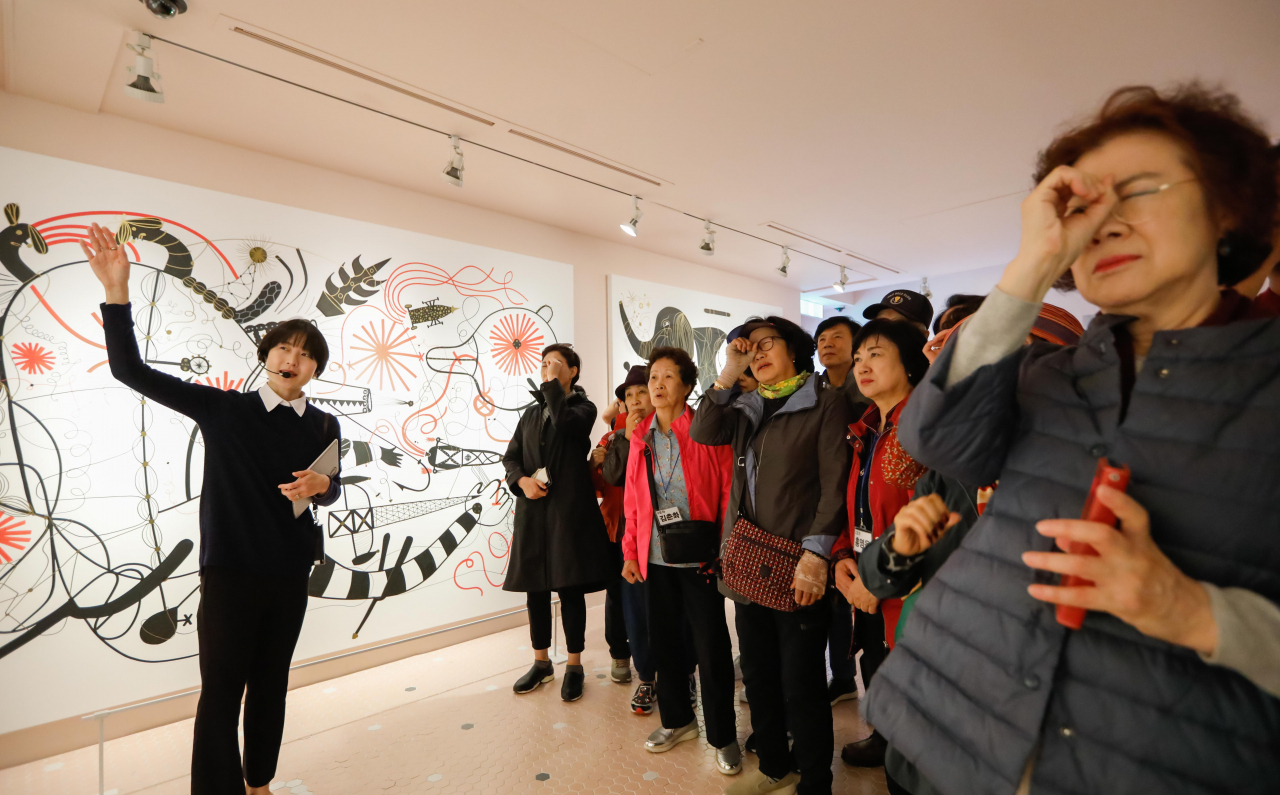 대림산업 직원 부모님들이 통의동 대림미술관에서 도슨트 투어를 받으며 미술작품을 관람하고 있다.[대림산업 제공]