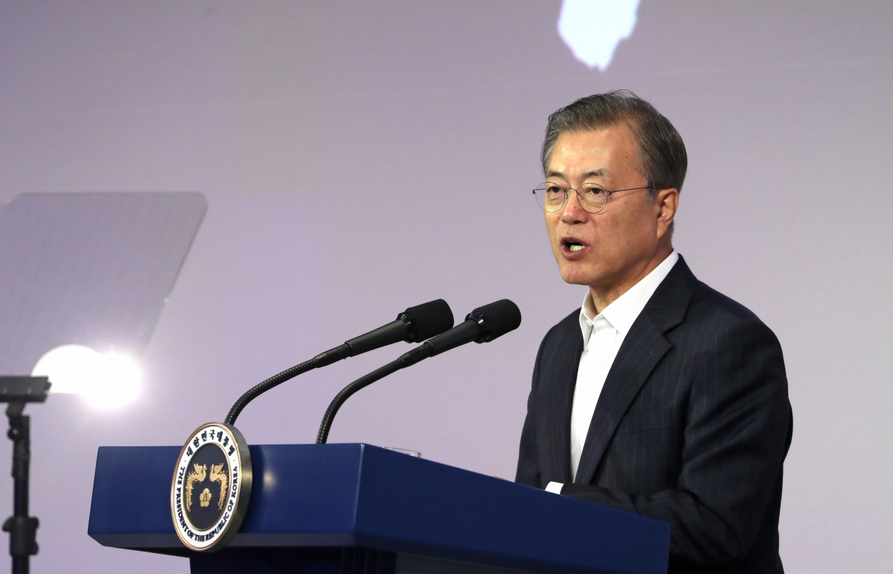 문재인 대통령이 28일 오전 서울 강남구 코엑스에서 열린 인공지능 콘퍼런스 '데뷰(DEVIEW) 2019'에서 인공지능 관련 기조연설을 하고 있다. [연합]