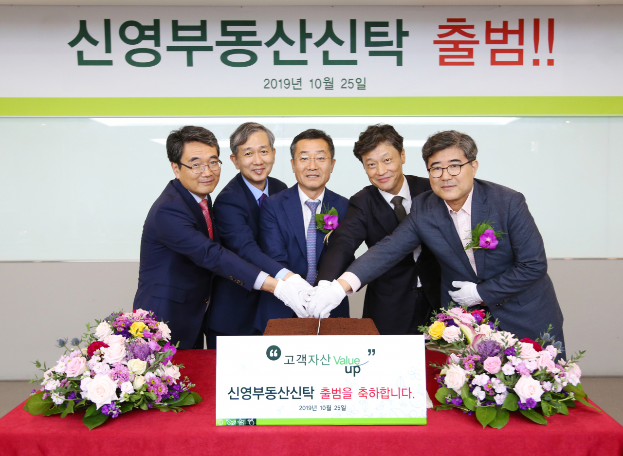 신영부동산신탁은 지난 25일 여의도 본사 회의실에서 공식 출범식을 개최했다. 사진 왼쪽부터 문영민 유진투자증권 감사, 황성엽 신영증권 부사장, 박순문 신영부동산신탁 대표이사, 고경모 유진투자증권 부사장, 임채욱 젠스타 전무. [신영부동산신탁 제공]