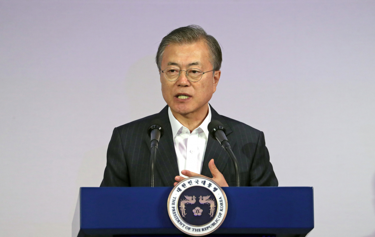 문재인 대통령이 28일 오전 서울 강남구 코엑스에서 열린 인공지능 콘퍼런스 '데뷰(DEVIEW) 2019'에서 인공지능 관련 기조연설을 하고 있다. [연합]