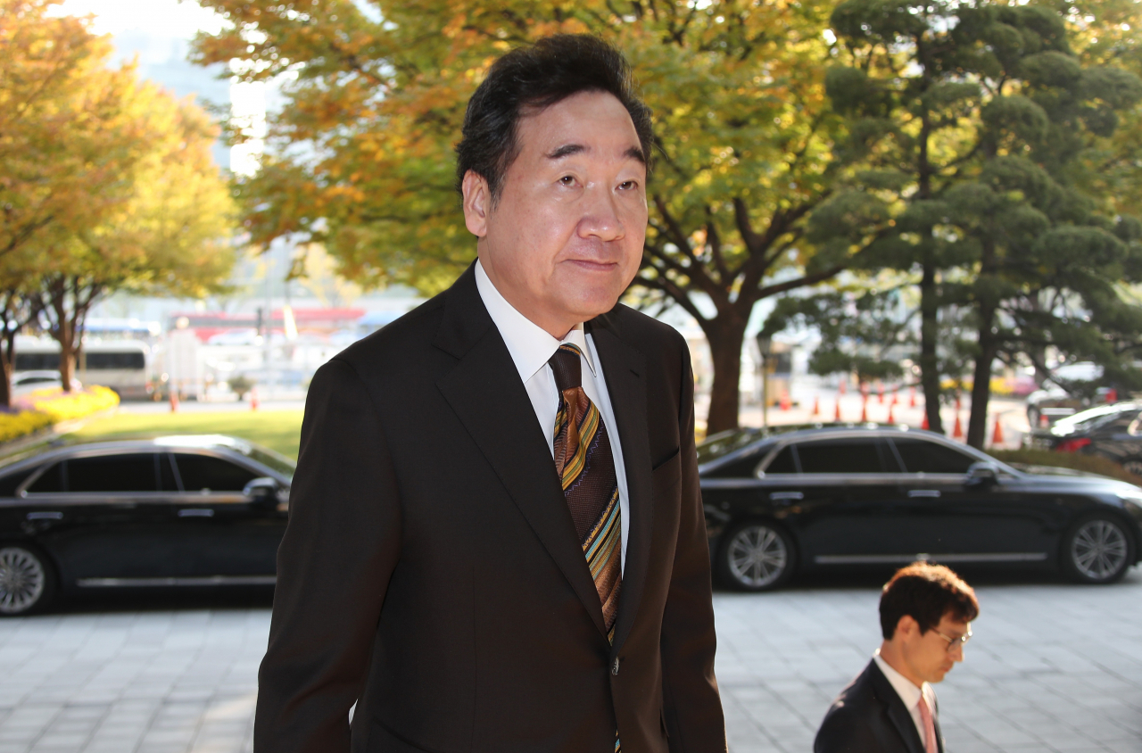 1987년 대통령 직선제 도입 이후 28일로 '최장수 총리' 기록을 세운 이낙연 국무총리가 이날 오전 정부서울청사로 출근하고 있다. ［연합］