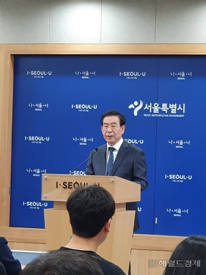 박원순 서울 시장이 28일 서울 시청에서 신혼부부 주거지원 사업을 발표하고 있다.