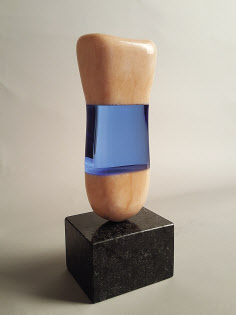 신재환, 그 곳을 향하여, 11x9x29.5cm, 대리석, 유리, 화강석, 2019. [청작화랑 제공]