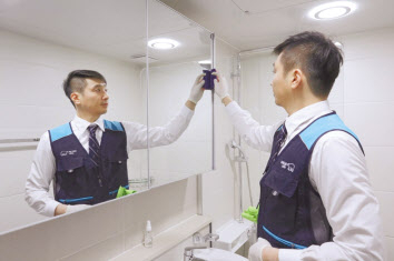 전문교육을 받은 대림케어 직원이 욕실 거울에 나노 코팅을 입히는 ‘나노케어 서비스’를 시공하고 있다. [대림바스 제공]