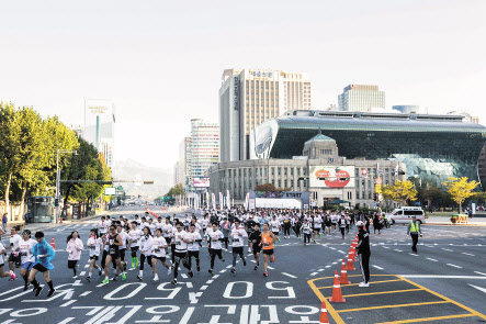 27일 서울시 중구 시청 광장에서 열린 ‘마블런 2019’ 10K 코스 참가자들이 출발 신호와 함께 힘차게 뛰어나가고 있다. 박해묵 기자/mook@heraldcorp.com