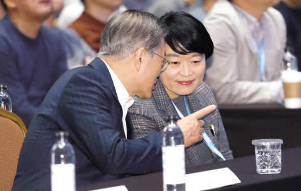 문재인 대통령이 28일 오전 서울 강남구 코엑스에서 열린 인공지능 콘퍼런스 ‘데뷰(DEVIEW) 2019’에서 한성숙 네이버 대표와 대화를 나누고 있다. [연합]
