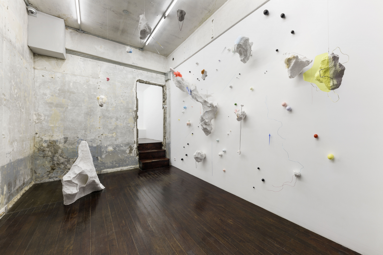 이형구, psyche up panorama, 2019, 가변설치, 모델림 컴파운드, 의료용 석고붕대, 혼합재료. [사진제공=P21]
