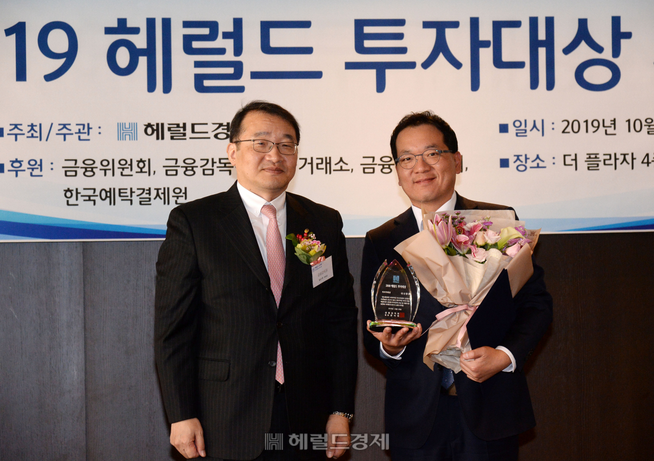정연우 대신증권 리서치센터장(사진 오른쪽)이 28일 오전 서울 중구 더플라자호텔 4층 메이플 홀에서 열린 ‘2019 헤럴드 투자대상’ 시상식에서 원승연 금융감독원 부원장으로부터 리서치대상을 수상하고 있다.[사진=박해묵기자/mook@heraldcorp.com]