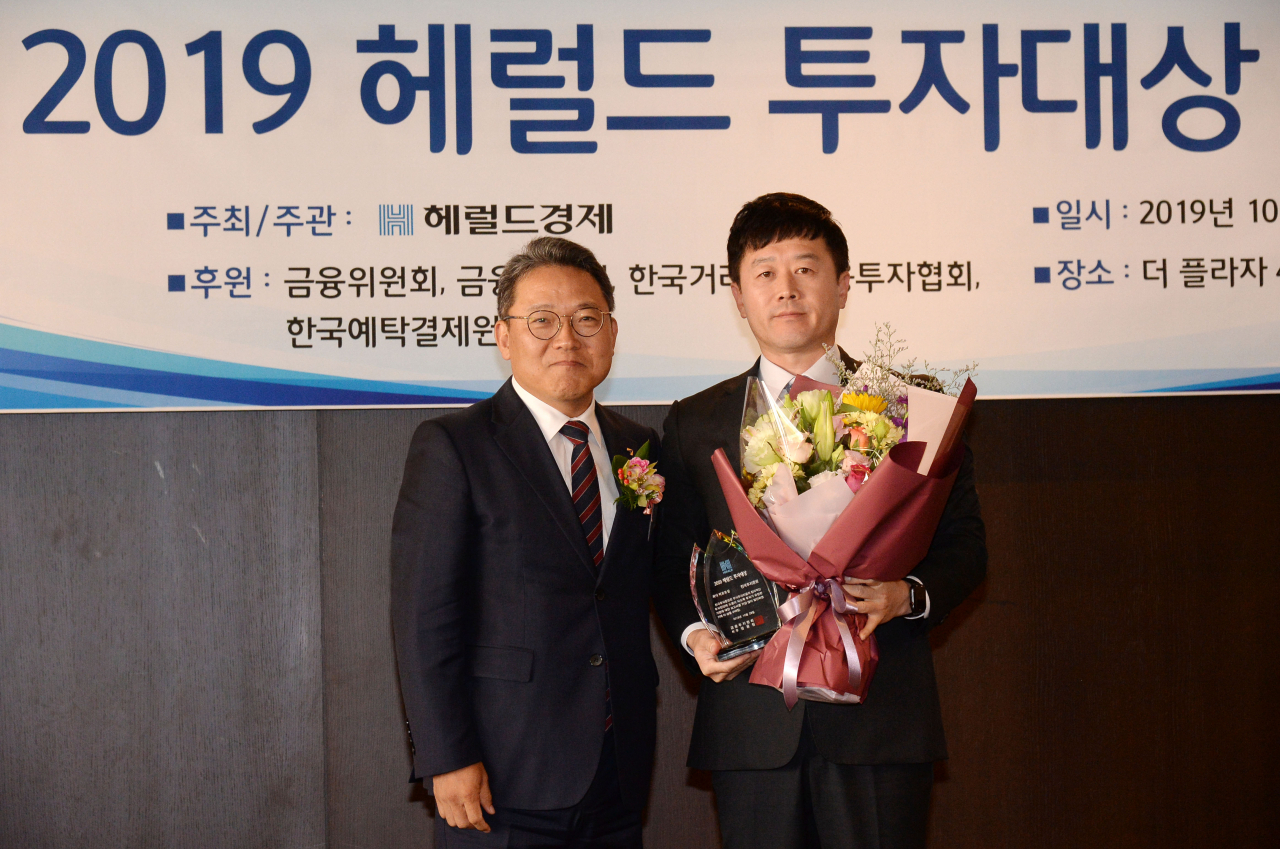 윤희도 한국투자증권 리서치센터장(사진 오른쪽)이 28일 오전 서울 중구 더플라자호텔 4층 메이플 홀에서 열린 ‘2019 헤럴드 투자대상’ 시상식에서 성인모 금융투자협회 전무로부터 최다 리포트상을 수상하고 있다.[사진=박해묵기자/mook@heraldcorp.com]