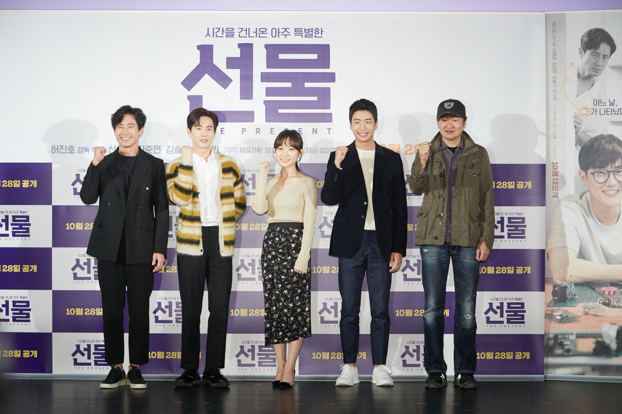 28일 롯데시네마 건대입구에서 열린 삼성전자 네번째 단편영화 ‘선물’ 시사회에서 감독과 배우들이 참석해 인사를 하고 있다. 사진 왼쪽부터 배우 신하균, 김준면, 김슬기, 유수빈, 감독 허진호.[삼성전자 제공]
