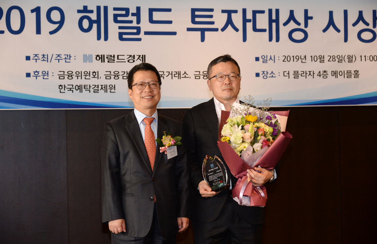 소현철 신한금융투자 기업분석부장(사진 오른쪽)이 28일 오전 서울 중구 플라자호텔 4층 메이플 홀에서 열린 '2019 헤럴드 투자대상' 시상식에서 정지원 한국거래소 이사장으로부터 최다커버리지상을 수상하고 있다. [사진=박해묵 기자/mook@heraldcorp.com]