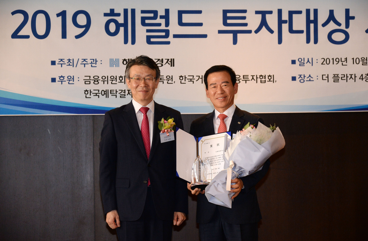 [2019 헤럴드투자대상] 서유석 미래에셋자산운용 대표이사 사장이(사진 우측)이 28일 8일 오전 서울 중구 플라자호텔 4층 메이플 홀에서 열린 ‘2019 헤럴드투자대상’ 시상식에서 최훈 금융위원회 상임위원(사진 좌측)으로부터 투자상품 부문 펀드 대상을 수상하고 있다. [사진=박해묵 기자/mook@heraldcorp.com]