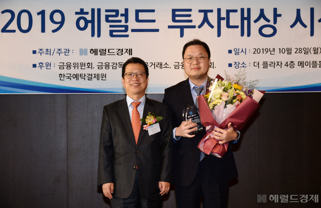배준범 한국투자밸류자산운용 자산운용본부장(오른쪽)이 28일 서울 중구 더 플라자호텔에서 열린 ‘2019 헤럴드투자대상’에서 최우수 국내펀드상 수상 후 기념촬영하고 있다. 왼쪽은 시상자로 나선 정지원 한국거래소 이사장. [박해묵 기자/mook@heraldcorp.com