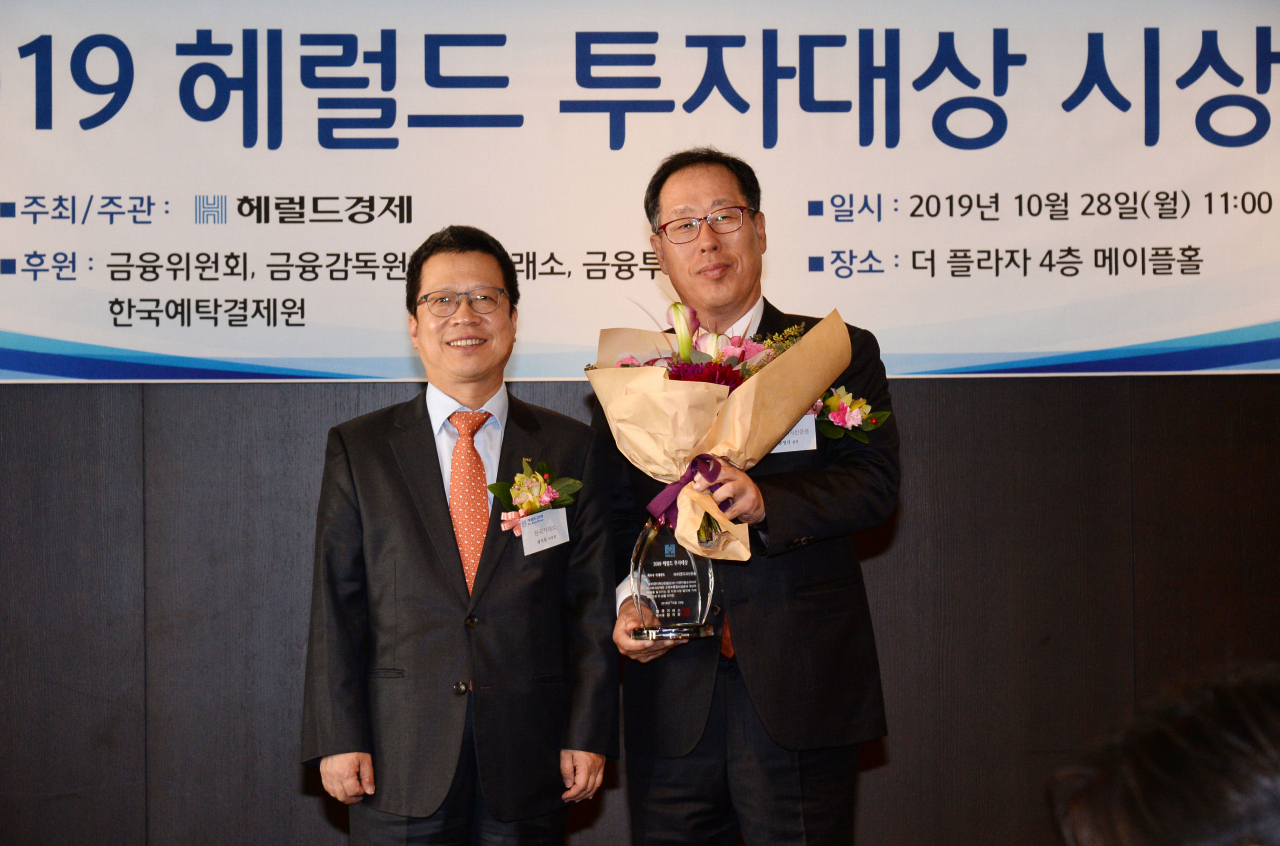 문영식 NH아문디자산운용 마케팅부문 전무(오른쪽)가 28일 서울 중구 더플라자호텔에서 열린 '2019 헤럴드투자대상'에서 투자상품부문 최우수국내펀드부문 수상 후 기념촬영하고 있다. 왼쪽은 시상자로 나선 성인모 금융투자협회 전무. [박해묵 기자/mook@heraldcorp.com]