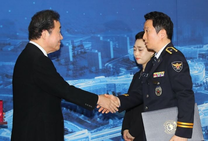 이낙연 국무총리가 지난 4월 대한민국 공무원상 시상식에서 훈장을 수여하고 있다.[연합]