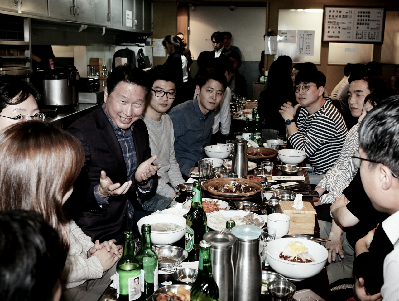 최태원 SK그룹 회장이 28일 서울 광화문 인근의 한 대중음식점에서 저녁식사를 겸한 번개 행복토크를 열고 구성원들과 담소를 나누고 있다. [SK그룹 제공]
