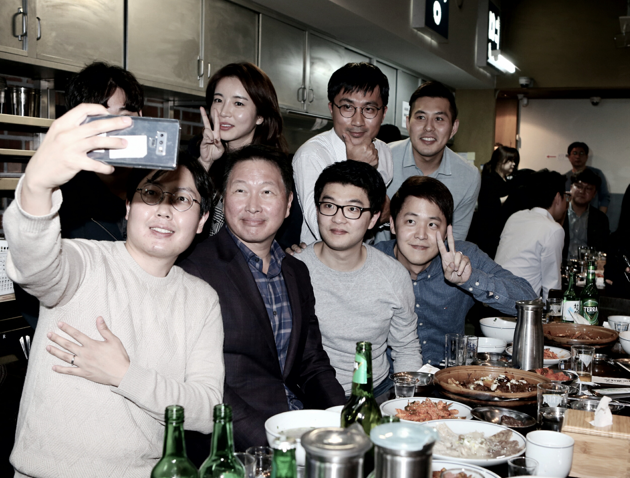최태원 SK그룹 회장이 28일 서울 광화문 인근의 한 대중음식점에서 저녁식사를 겸한 번개 행복토크를 열고 구성원들과 함께 사진을 찍고 있다. [SK그룹 제공]