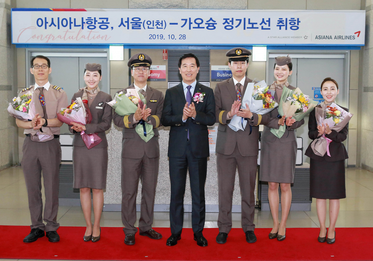 인천국제공항 제1여객터미널에서 열린 아시아나항공 가오슝 정기노선 취항식에 참석한 한창수 아시아나항공 사장(가운데)과 직원들이 기념촬영을 하고 있다. [아시아나항공 제공]