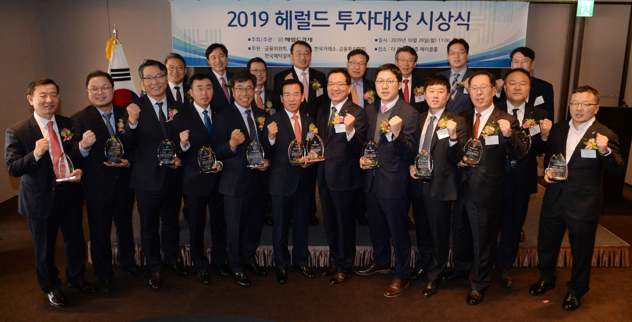 ‘2019 헤럴드투자대상’ 시상식이 28일 서울 오전 중구 더 플라자호텔에서 열렸다. 이날 대상을 받은 미래에셋자산운용과 대신증권을 비롯한 각 사 수상자들이 기념촬영을 하고 있다. 앞줄 왼쪽부터 시계 반대방향으로 배성철 KB자산운용 상무, 배준범 한국투자밸류자산운용 자산운용본부장, 김두남 삼성자산운용 멀티에셋솔루션 본부장, 박건엽 미래에셋대우 상품컨설팅 본부장, 장도익 한국투자신탁운용 실물자산운용본부장, 서유석 미래에셋자산운용 사장, 정연우 대신증권 리서치센터장, 윤석모 삼성증권 리서치센터장, 윤희도 한국투자증권 리서치센터장, 문영식 NH아문디자산운용 마케팅부문 전무, 김학균 신영증권 리서치센터장, 소현철 신한금융투자 기업분석부장, 전창협 헤럴드경제 편집국장, 신동준 KB증권 리서치센터 상무, 최훈 금융위원회 상임위원, 권충원 헤럴드 대표이사, 원승연 금융감독원 부원장, 정지원 한국거래소 이사장, 이병래 한국예탁결제원 사장, 성인모 금융투자협회 전무. [박해묵 기자/mook@heraldcorp.com]