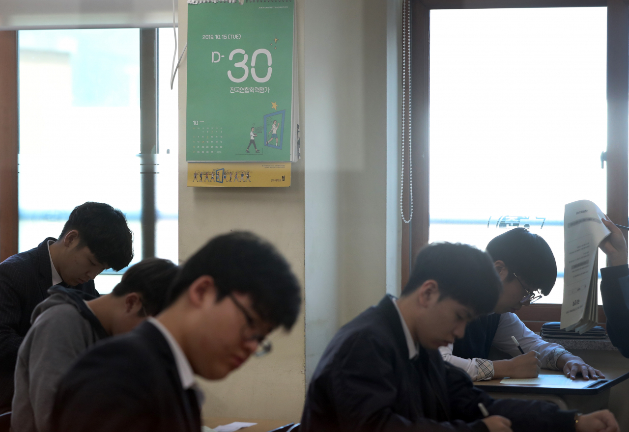 15일 오전 강원 춘천고등학교 3학년 교실에서 수험생들이 전국연합학력평가 응시를 준비하는 가운데 벽에 수능 D-30일을 알리는 달력이 붙어 있다. 이번 시험은 대입 수능을 한달여 앞두고 마지막으로 치러지는 학력평가다. 연합뉴스