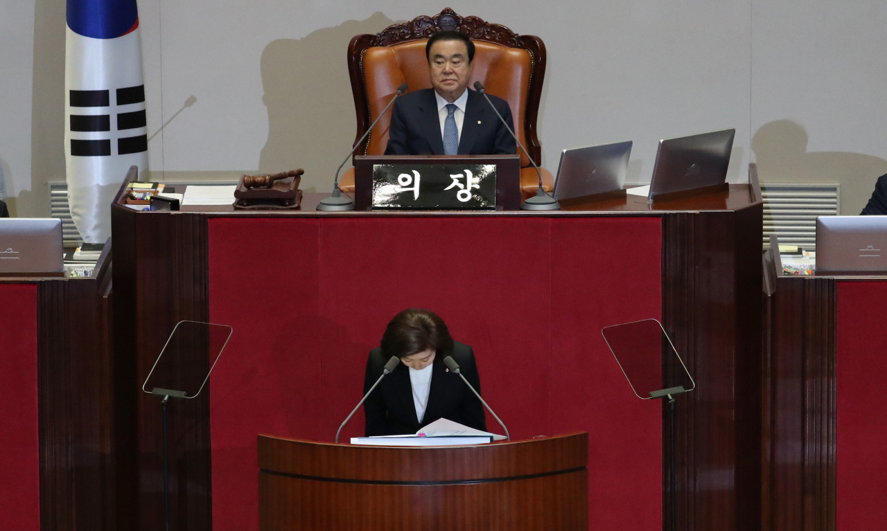 자유한국당 나경원 원내대표가 29일 오전 국회 본회의장에서 교섭단체 대표연설 전 인사를 하고 있다. 연단 위는 문희상 국회의장. [연합]