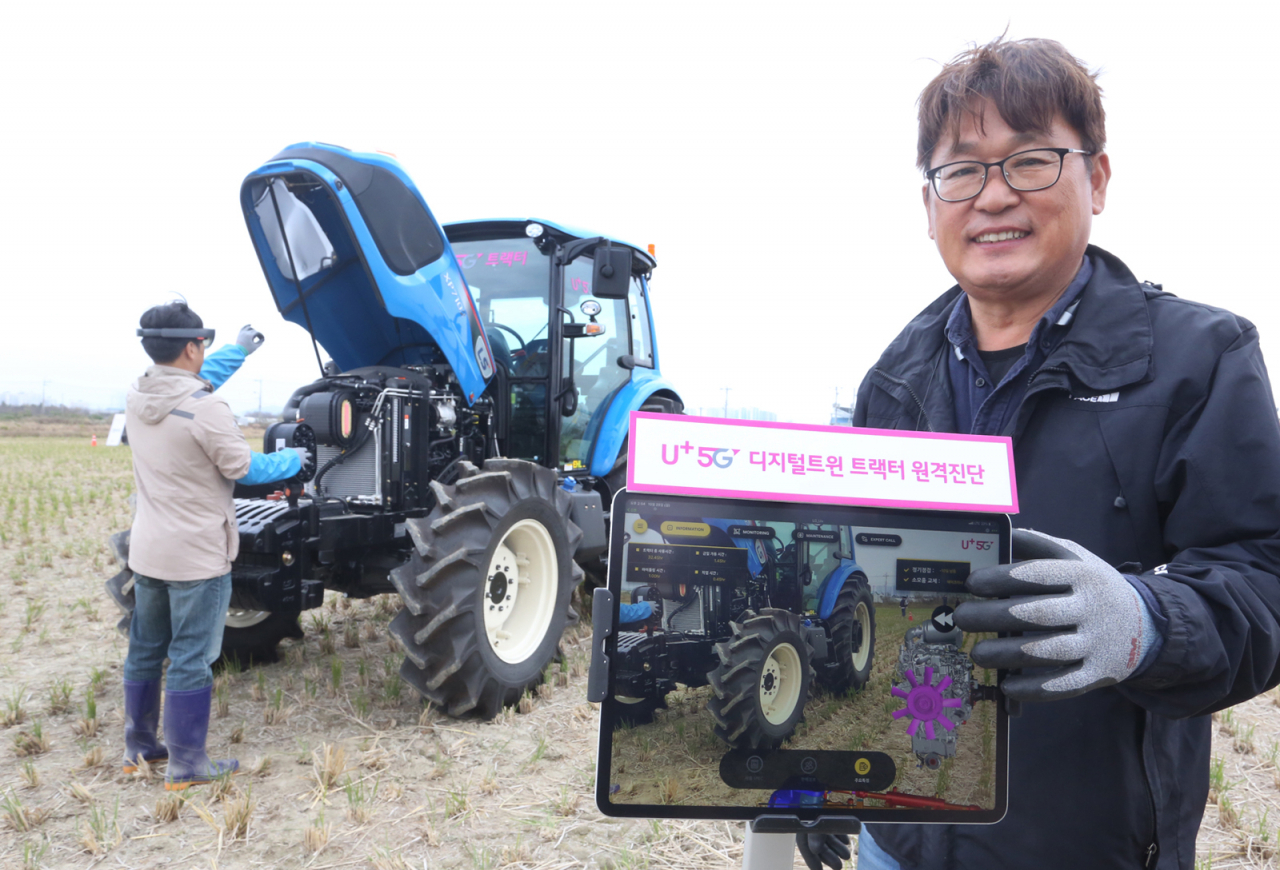 농부 김수영씨가 29일 LG유플러스의 U+5G 스마트 농기계 시연회에서 원격진단을 이용해 손쉽고 빠르게 에어클리너를 교체하고 있다. [LG유플러스 제공]