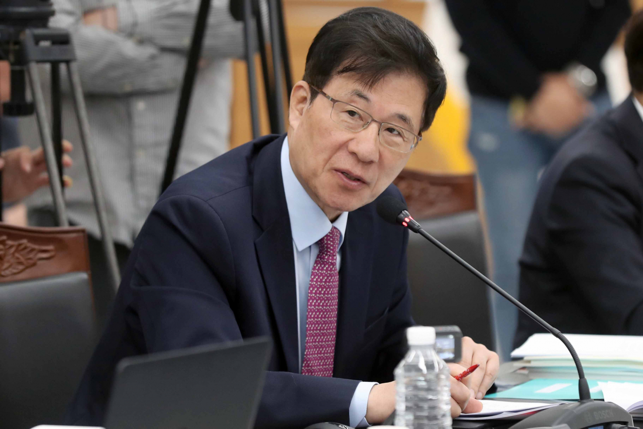 더불어민주당 신경민 의원이 15일 오전 경남 진주시 경상대학교 가좌캠퍼스 GNU컨벤션센터에서 열린 국회 교육위원회 2019년도 국정감사에서 질의하고 있다. 연합뉴스