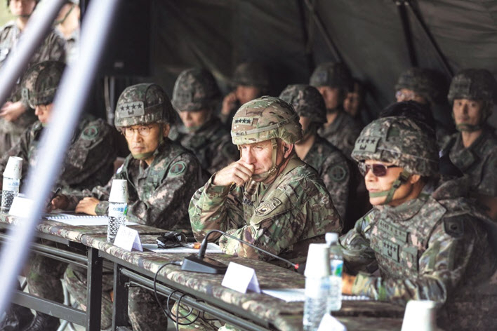로버트 에이브럼스 한미연합사령관 겸 주한미군 사령관(가운데)이 지난 23일 최병혁 연합사 부사령관(오른쪽)과 남영신 지상작전사령관 등과 함께 영평사격장(로드리게스)에서 실시된 한국군 제5포병여단 실사격훈련을 참관하고 있다. [연합]