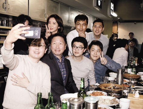 최태원 SK그룹 회장이 28일 서울 광화문 인근의 한 대중음식점에서 저녁식사를 겸한 번개 행복토크를 열고 구성원들과 함께 사진을 찍고 있다. [SK그룹 제공]
