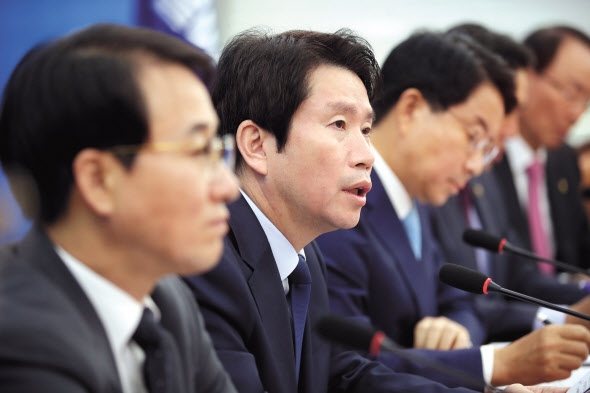 이인영 더불어민주당 원내대표가 29일 오전 국회에서 열린 원내대책회의-상임위간사단 연석회의에서 발언하고 있다. [연합]