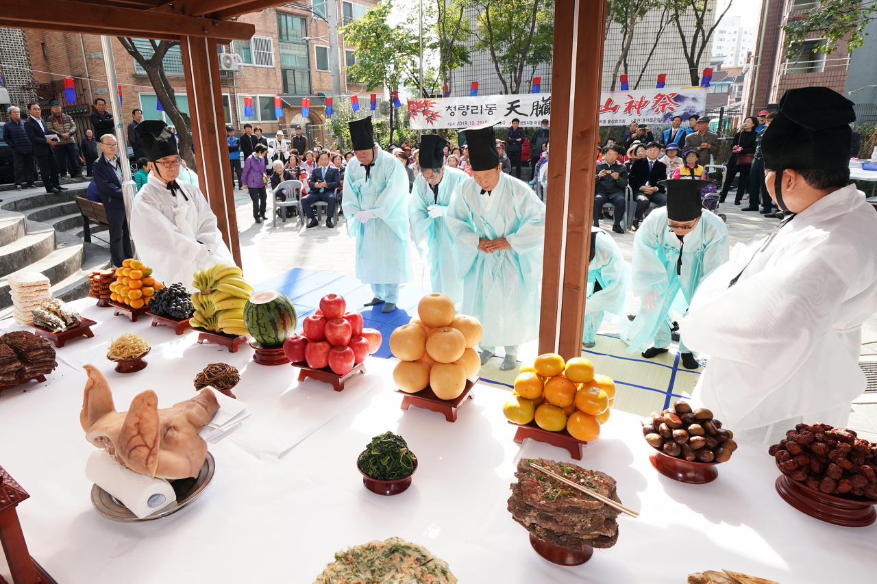 28일 동대문구 청량리동에서 산신제를 올리고 있다. [동대문구 제공]