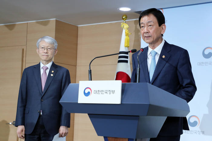 Interior Minister Chin Young(right) announces the government's digital transformation initiative during a press breifing in Seoul. Ministry of Interior and Safety