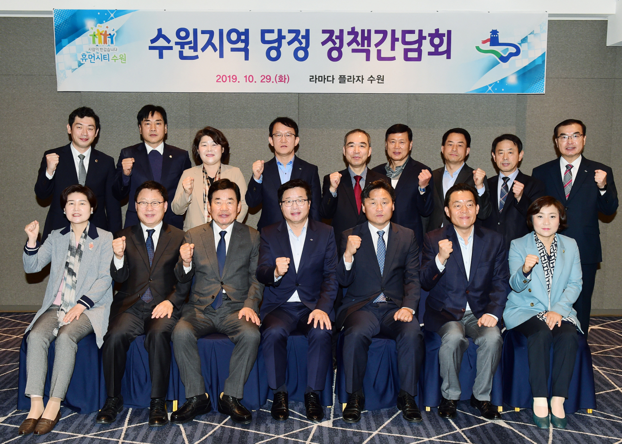 염태영 시장(앞줄 오른쪽 4번째)을 비롯한 간담회 참석자들이 기념촬영을 하고 있다.