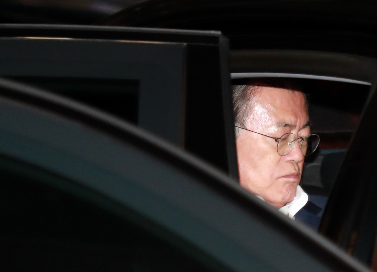 문재인 대통령이 지난 29일 오후 모친인 강한옥(92) 여사의 별세를 지켜본 뒤 부산의 한 병원을 나서고 있다. [연합]