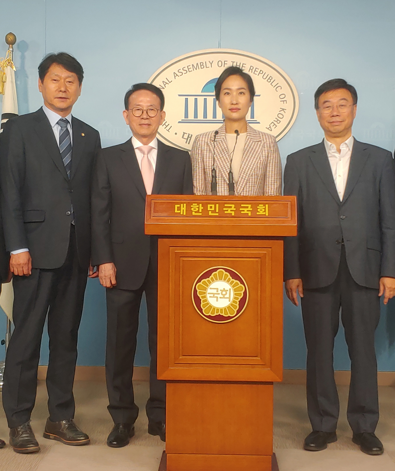 심기준 의원(더불어민주당·왼쪽부터), 민병철 선플재단 이사장, 김수민 의원(바른미래당), 신상진 의원(자유한국당)이 사이버폭력예방 선플인성교육 법률안 발의 기자회견을 갖고 있다.