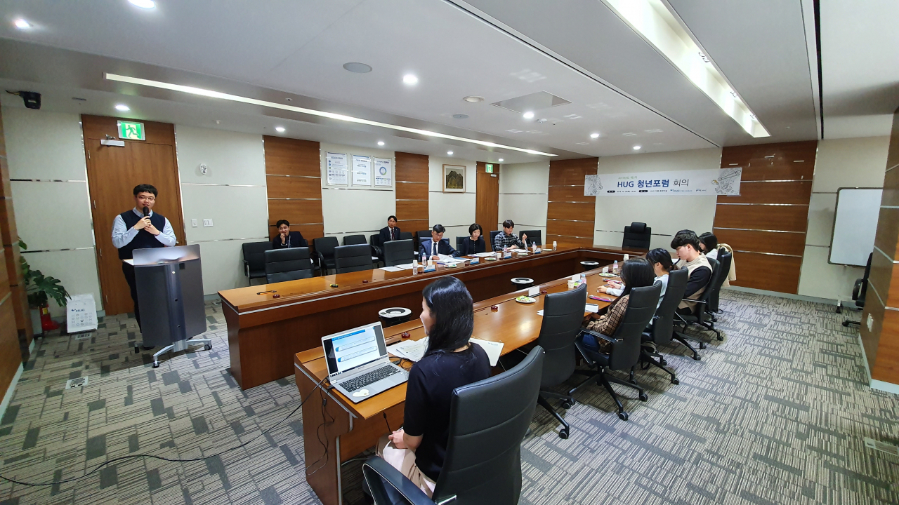 지난 29일 HUG 부산 본사서 개최한 ‘HUG 청년포럼’에 참석한 한 청년위원이 세션 발제를 진행하고 있다. [HUG 제공]