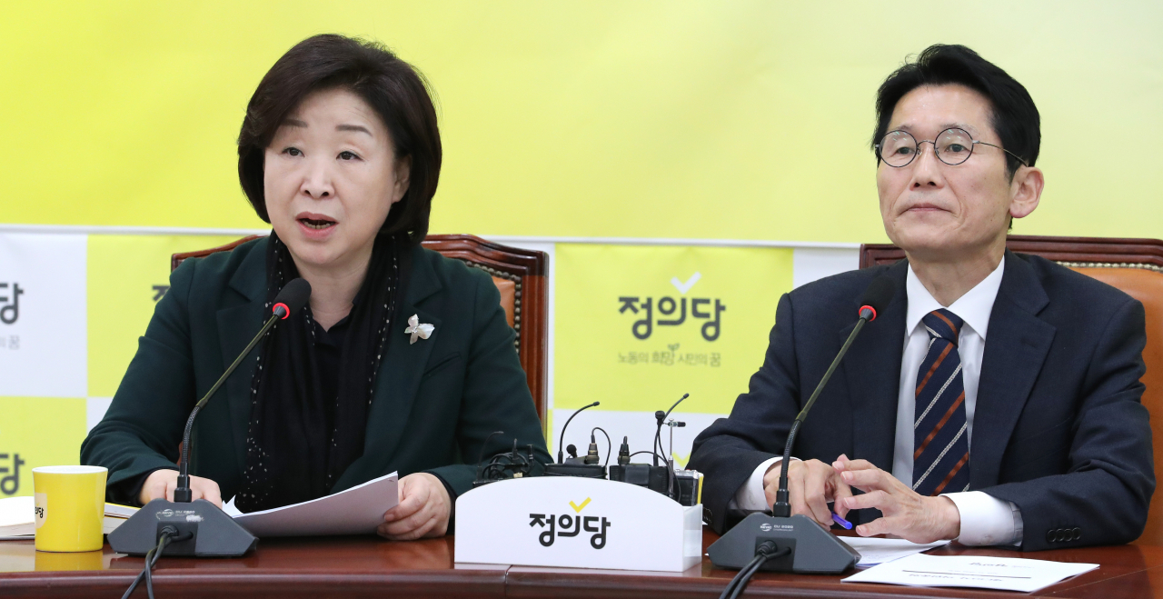 심상정 정의당 대표가 29일 오전 국회에서 열린 의원총회에서 발언하고 있다. 오른쪽은 윤소하 원내대표. [연합]