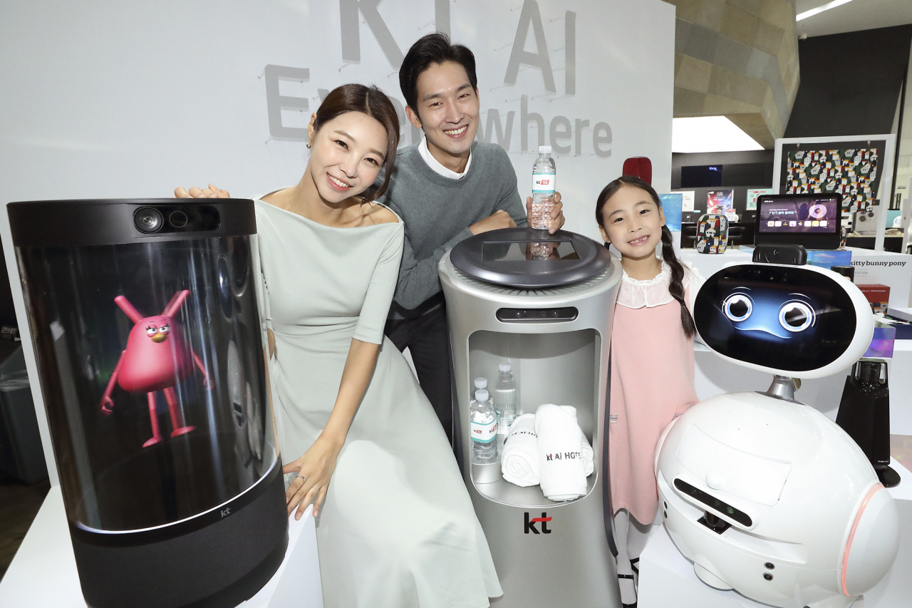 KT가 4일 핀테크 전문기업 웹케시와 'AI 경영관리 솔루션' 사업을 위한 업무협약(MOU)을 체결했다고 밝혔다. 사진은 지난해 10월 열린 KT의 AI 컴퍼니 선언 기자간담회에서 KT모델이 AI 디바이스를 소개하고 있는 모습. [KT 제공]