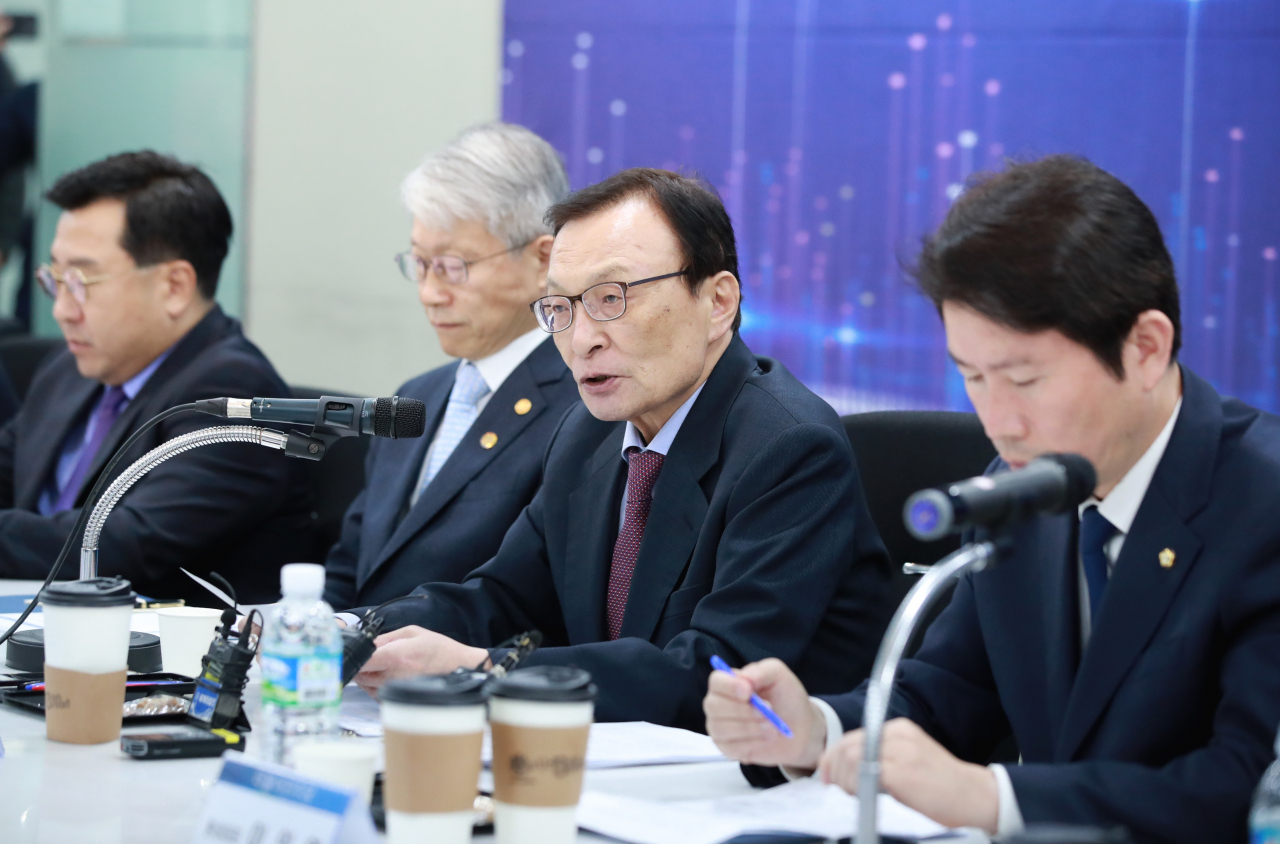 더불어민주당 이해찬 대표가 30일 오전 서울 구로구 케이웨더에서 열린 데이터 경제 활성화를 위한 현장 최고위원회의에서 발언하고 있다. 연합뉴스