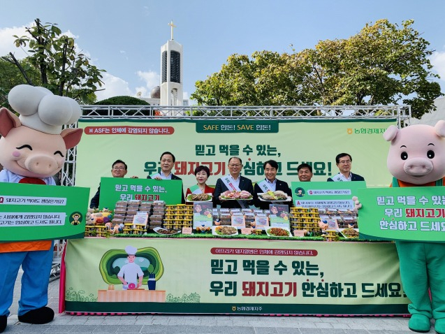 농협 축산경제가 29일 낮 서울 정동길에서 대한한돈협회장과 대한영양사협회장이 참석한 가운데 시민들을 대상으로 돼지고기 안전성 홍보 및 소비촉진행사를 펼치고 있다. 왼쪽부터 김혜진 대한영양사협회 부회장, 김태환 농협 축산경제대표이사, 하태식 한돈협회 회장, 이제만 대전충남양돈농협 조합장, 안병우 농협 축산지원본부 상무, 김진원 농협 축산사업본부 상무. [농협 제공]