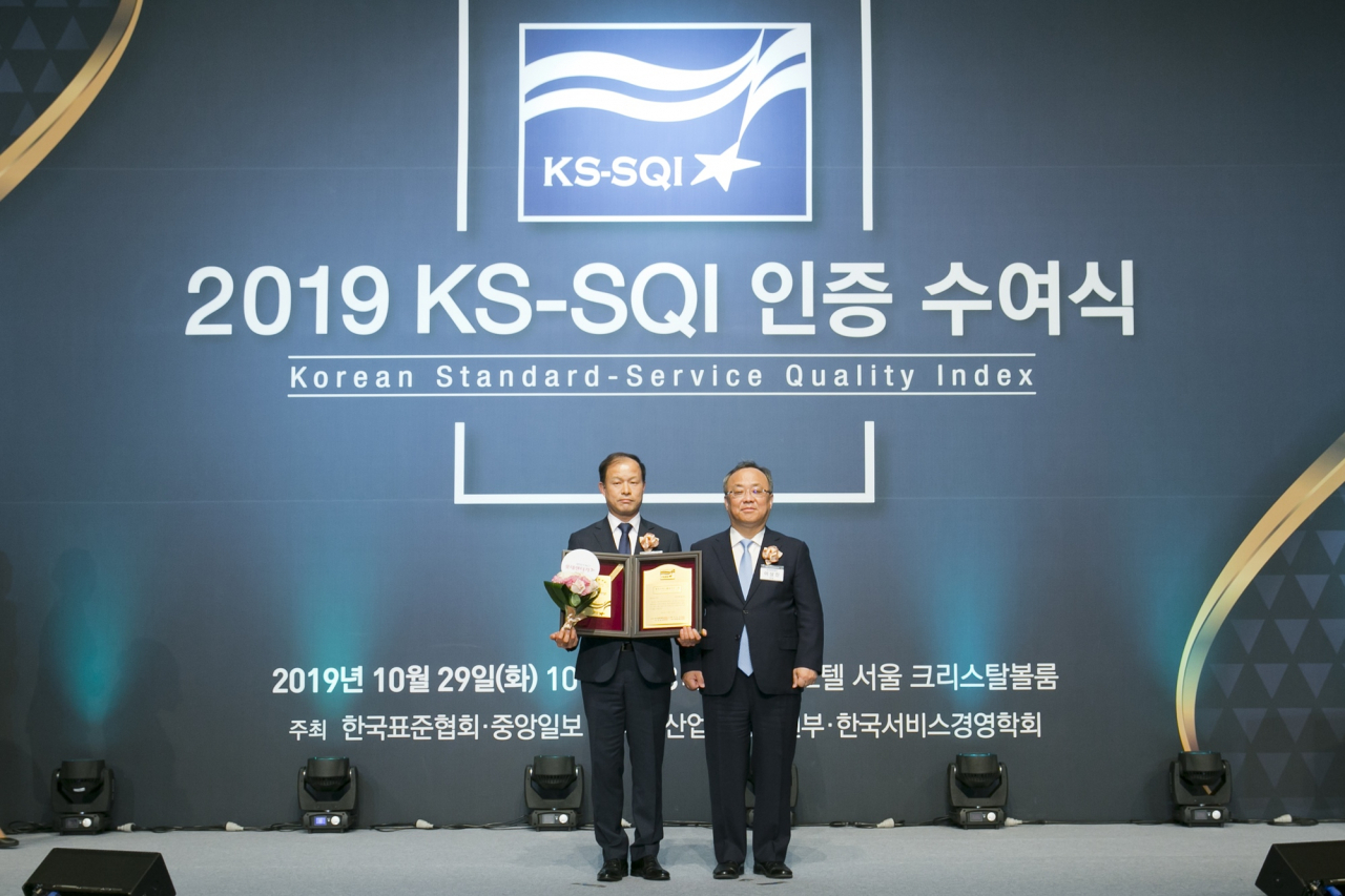 지난 29일 서울 소공동 롯데호텔에서 열린 ‘2019년 한국서비스품질지수’ 시상식에 참석한 이훈기(왼쪽) 롯데렌탈 대표 [롯데렌터카 제공]