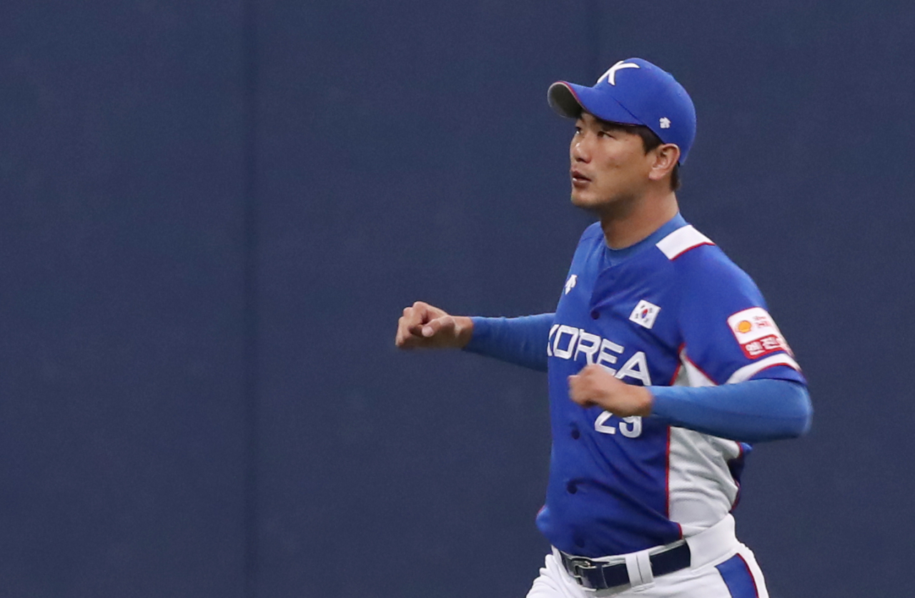 다음달 3일(한국시간) 개막하는 2019 세계야구소프트볼연맹(WBSC) 프리미어12 대회에 출전하는 한국 야구 대표팀 투수 김광현이 지난 28일 오후 서울 고척스카이돔에서 훈련에 앞서 몸을 풀고 있다. [연합]