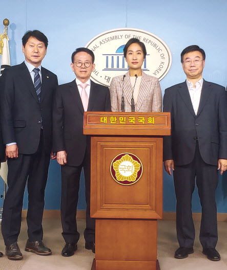 심기준 의원(더불어민주당·왼쪽부터), 민병철 선플재단 이사장, 김수민 의원(바른미래당), 신상진 의원(자유한국당)이 사이버폭력예방 선플인성교육 법률안 발의 기자회견을 갖고 있다.