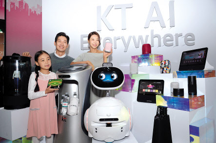 KT가 30일 오전 서울 종로구 광화문 KT 스퀘어에서 ‘AI 컴퍼니’ 선언을 하고 기자간담회를 개최한 가운데 홍모 모델들이 KT의 AI기술을 소개하고 있다. 박해묵 기자/mook@