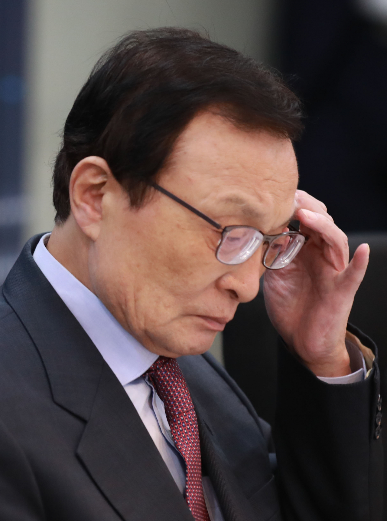 더불어민주당 이해찬 대표가 30일 오전 서울 구로구 케이웨더에서 열린 데이터 경제 활성화를 위한 현장 최고위원회의에서 잠시 생각에 잠겨있다. 연합뉴스